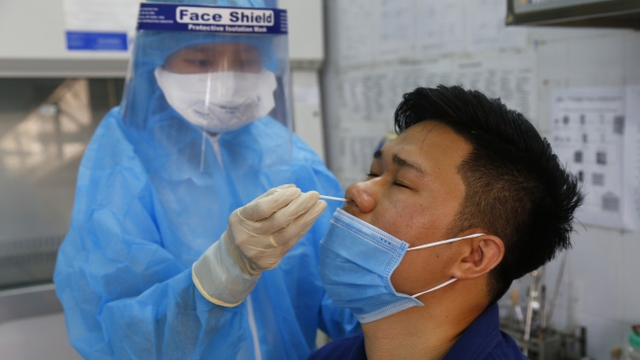 Hà Nội xét nghiệm SARS-CoV-2 ngẫu nhiên cho 1.000 người tại sân bay Nội Bài