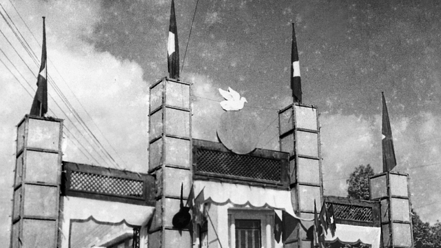 Ảnh = Ký ức = Lịch sử (Kỳ 10): Cổng chào ngày tiếp quản Hà Nội 10/10/1954