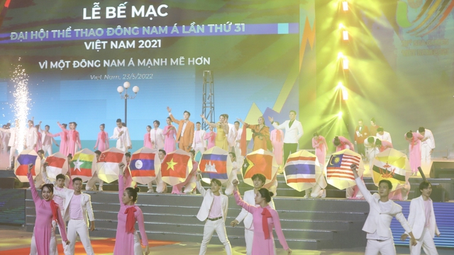 Hình ảnh ấn tượng chương trình nghệ thuật bế mạc SEA Games 31 'Hội tụ để tỏa sáng'