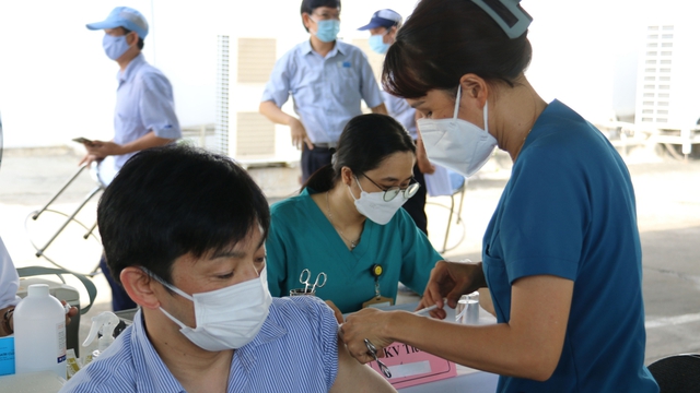 TP. HCM phát động đợt cao điểm tiêm vaccine phòng Covid-19 mũi nhắc lại