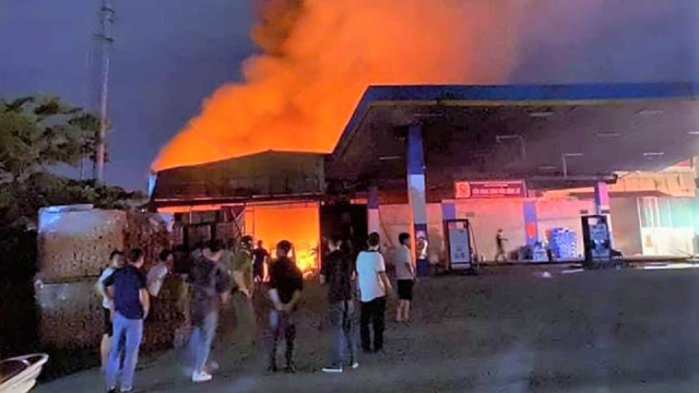 Hà Nội: Khống chế đám cháy nhà xưởng trong đêm, không để cháy lan sang cây xăng