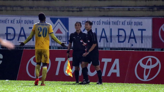 VPF 'treo' trọng tài bẻ còi trận Long An, trợ lý Park Hang Seo thích 'sao' U20 Việt Nam