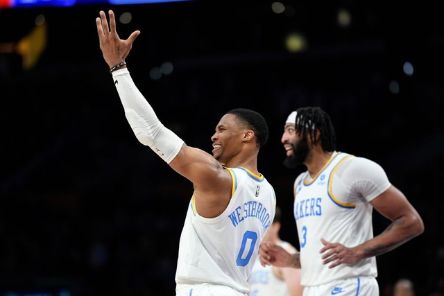 Los Angeles Lakers có chiến thắng đầu tiên tại NBA 2022/23 và loạt bình luận hài hước từ NHM