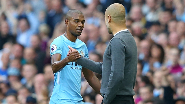 Man City: Fernandinho cần người chia lửa