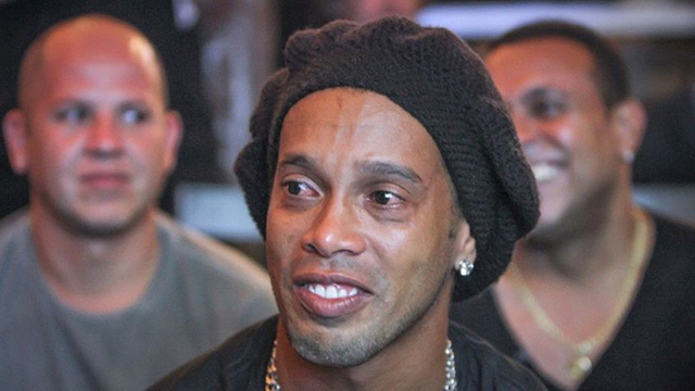 Ronaldinho vỡ nợ, chỉ còn 6 euro trong tài khoản
