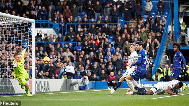 Chelsea: Morata lại vô duyên, và đội quân của Sarri mất điểm