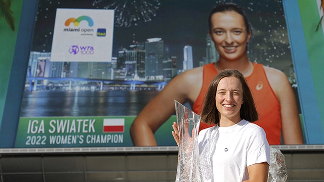 Iga Swiatek, Miami Open 2022, Iga Swiatek vô địch Miami Open 2022, Những kỳ tích Sunshine Double, Steffi Graf, Kim Clijsters, Victoria Azarenka, Sunshine Double, tennis