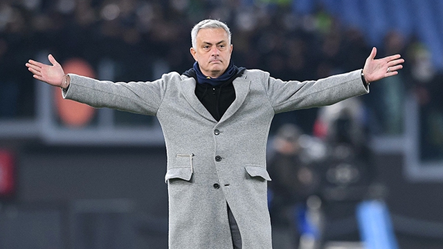 Vitesse vs Roma: Mourinho và chiếc xe bus kiểu Ý