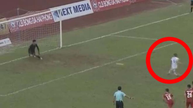 VIDEO Hải Phòng 1-0 HAGL: Văn Toàn đá hỏng penalty khiến HAGL thất bại.