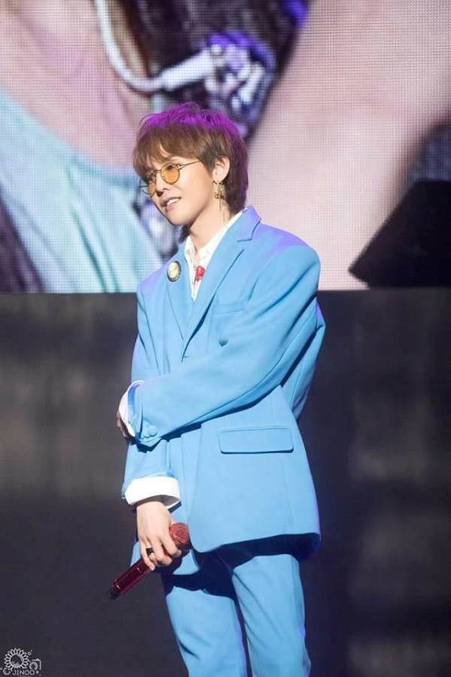 Đây cũng là lần hiếm hoi G-Dragon làm khách mời trong concert của một nghệ sĩ khác công ty