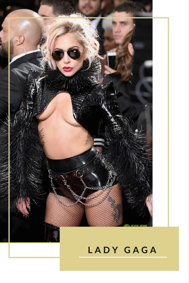 Sau vài năm im ắng, người ta tưởng chừng Lady Gaga sẽ thôi gây sốc khi đến thảm đỏ. Thế nhưng tại lễ trao giải Grammy 2017, nữ ca sĩ tiếp tục thể hiện cá tính với bộ váy da cut out hở hang vòng một. Bộ váy của Lady Gaga đã vấp phải sự chê bai của truyền thông, bị liệt vào danh sách "thảm họa"