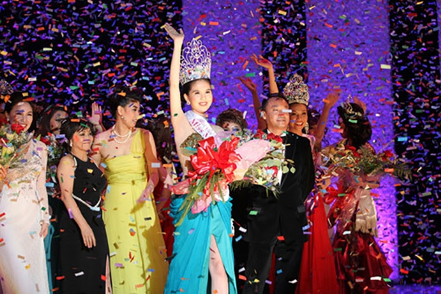 Ngọc Trinh đăng quang Hoa hậu Việt Nam hoàn cầu 2011, gây ra nhiều tranh cãi về quy mô tổ chức của cuộc thi