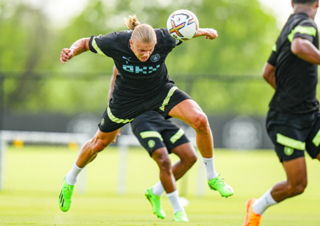 Haaland dũng mãnh ở buổi tập đầu tiên cùng Man City