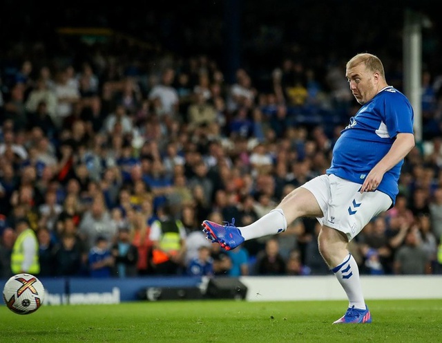 Lampard tung CĐV vào sân đá penalty cho Everton