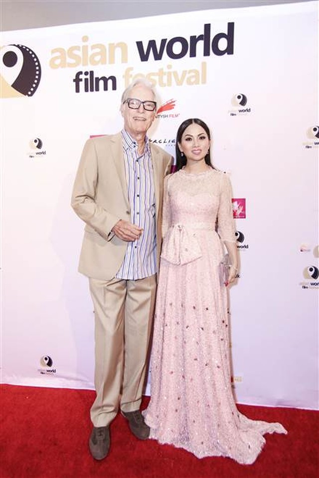 Ha Phuong va ong Richard Chamberlain, nam ... phim Tieng chim hot trong bui man gai.