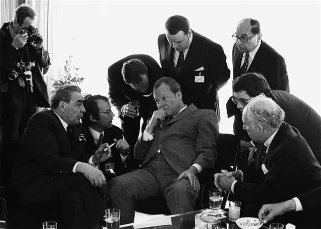 56.	Leonid Breschnew, Willy Brandt, tại Bonn, 1973 Ngày 19 tháng Năm 1973, Thủ tướng Willy Brandt và Nguyên thủ Quốc gia Xô Viết Leonid Brezhnev đã gặp nhau ở Bonn. Đây là chuyến thăm đầu tiên của một Tổng bí thư Đảng Cộng sản Xô Viết tại Cộng hoà Liên Bang Đức và đó cũng là một dấu hiệu cho hy vọng giảm bớt sự căng thẳng giữa hai khối chính trị.