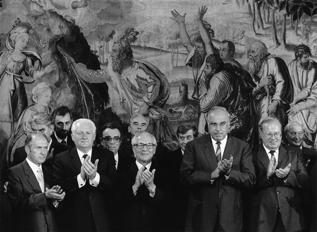60.	Chuyến thăm của Erich Honecker tại Tây Đức, Bonn, 1987 Chính sách đối ngoại của Đông Đức có mục đích chính giành lấy sự công nhận ngoại giao dưới tư cách của một đất nước có chủ quyền. Tháng chín 1987, Nguyên thủ quốc gia và Chủ tịch Đảng Cộng sản Erich Honecker đã có chuyến thăm chính thức tới Tây Đức. Ông được Thủ tướng Kohl tiếp đón bằng mọi nghi lễ chính thức ở Thủ đô Bonn. Đông Đức đã ca tụng việc này như là một thành công chính trị quan trọng.