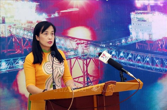 Bà Nguyễn Việt Nga, Phó Trưởng ban Truyền thông Văn hóa và doanh nghiệp Tập đoàn Dầu khí Việt Nam phát biểu tại lễ khai mạc