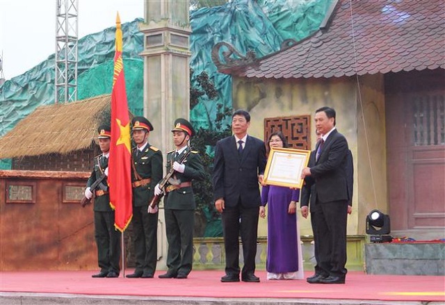 Trong ảnh: Thừa uỷ quyền của Chủ tịch nước, Bí thư Tỉnh ủy Bắc Giang Bùi Văn Hải (thứ 2, từ phải sang) trao Huân chương và bằng khen cho đại diện huyện Yên Thế. Ảnh: Tùng Lâm – TTXVN