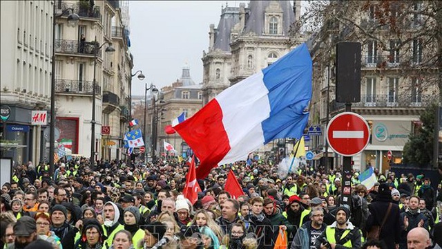 Người biểu tình "Áo vàng" tập trung tại thủ đô Paris, Pháp, ngày 12/1/2019. Ảnh: AFP/TTXVN