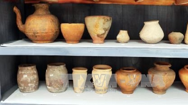 Một số hiện vật gốc được trưng bày tại cuộc triển lãm 'Gốm Óc Eo - nghệ thuật đặc sắc Phù Nam'. Ảnh: Công Mạo/TTXVN