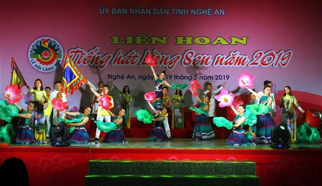  Một tiết mục văn nghệ đặc sắc được biểu diễn tại Liên hoan “Tiếng hát Làng Sen” năm 2019. Ảnh: Tá Chuyên – TTXVN