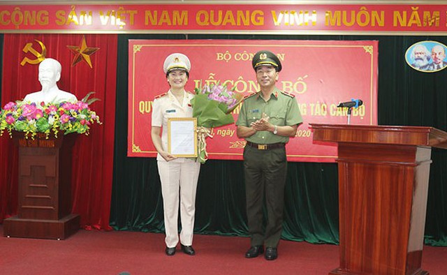 Thứ trưởng Trần Quốc Tỏ trao quyết định cho Thiếu tướng Ngô Thị Hoàng Yến