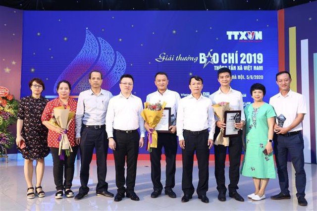 Trong ảnh: Các tác giả đoạt giải báo chí TTXVN năm 2019 thuộc Chi hội Nhà báo Ban biên tập Ảnh chụp ảnh với lãnh đạo cơ quan TTXVN. Ảnh: Minh Quyết - TTXVN