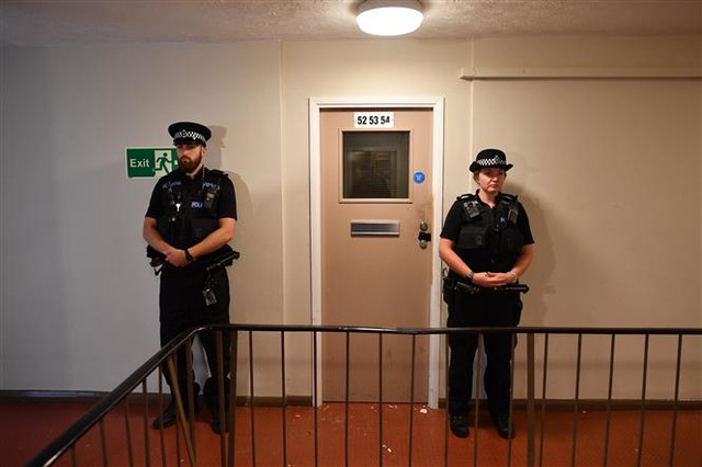 Trong ảnh: Cảnh sát gác bên ngoài căn hộ được cho là nơi ở của đối tượng gây ra vụ đâm dao ở thành phố Reading, Anh ngày 20/6/2020. Ảnh: AFP/TTXVN