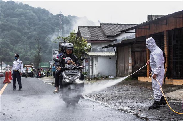 Trong ảnh: Khử trùng các phương tiện nhằm ngăn dịch COVID-19 bùng phát tại Karo, Bắc Sumatra, Indonesia ngày 20/6/2020. Ảnh: THX/TTXVN