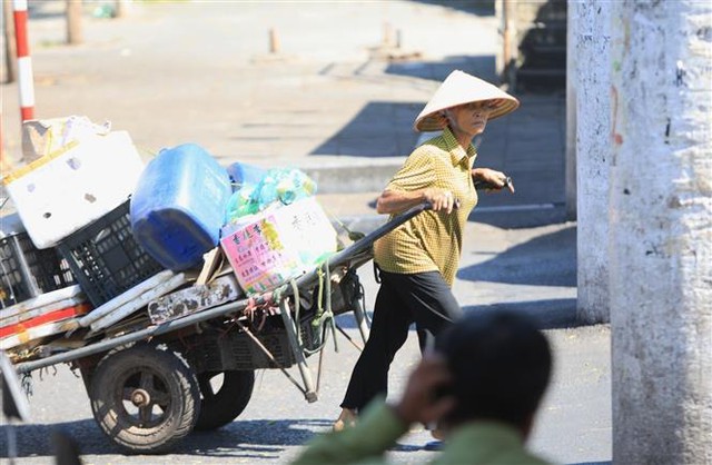 Trong ảnh: Người lao động Thủ đô vất vả với nắng nóng gay gắt (ảnh chụp sáng 22/6/2020). Ảnh: Thành Đạt - TTXVN