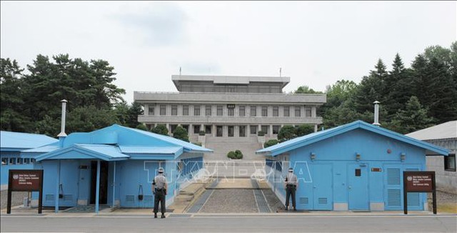 Binh sĩ Hàn Quốc gác tại làng đình chiến Panmunjom ở Khu phi quân sự hóa (DMZ) giữa hai miền Triều Tiên. Ảnh: AFP/ TTXVN