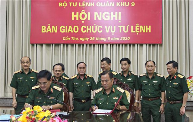 Trong ảnh: Ký biên bản bàn giao chức vụ Tư lệnh Quân khu 9 giữa Trung tướng Nguyễn Hoàng Thủy (bên phải) và Thiếu tướng Nguyễn Xuân Dắt. Ảnh: TTXVN phát