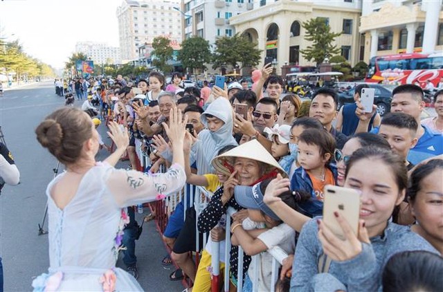 Lễ hội Carnival trên phố biển Sầm Sơn thu hút sự quan tâm của hàng ngàn người dân và du khách. Ảnh: Hoa Mai - TTXVN