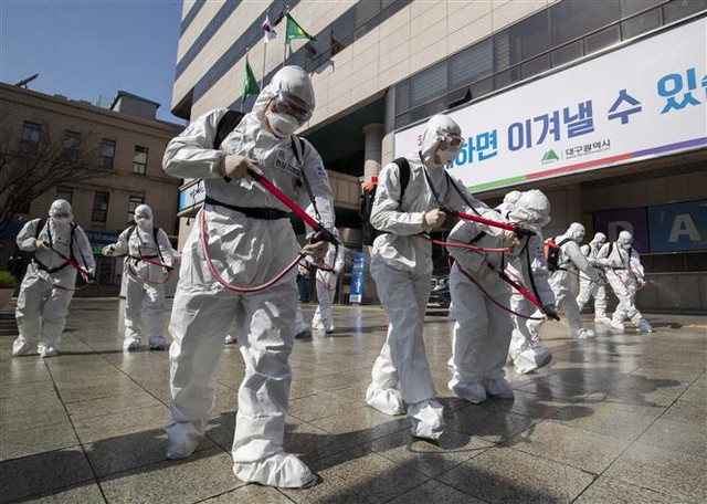 Trong ảnh: Phun thuốc khử trùng nhằm ngăn chặn sự lây lan của dịch COVID-19 tại thành phố Daegu, Hàn Quốc ngày 2/3/2020. Ảnh: THX/TTXVN