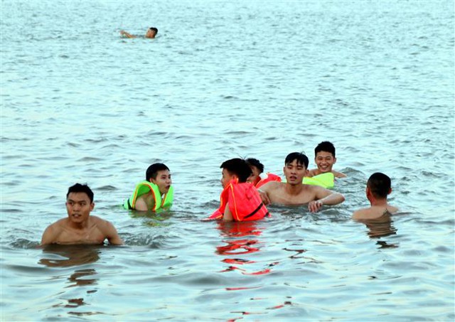 tích cực tuyên truyền phòng chống đuối nước cho người dân khi tắm mát ở Sông Lam