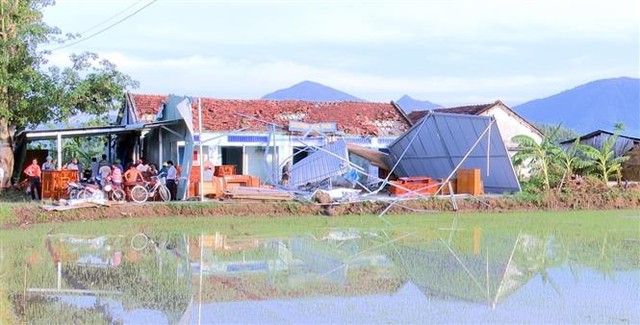 mưa giông kèm theo lốc xoáy đã làm 80 ngôi nhà dân ở xã Hòa Phú bị tốc mái.