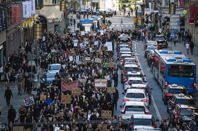 Người dân tham gia tuần hành phản đối nạn phân biệt chủng tộc đối với người da màu tại Stockholm, Thụy Điển ngày 3/6/2020.