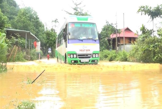 Trong ảnh: Ngập sâu trên tuyến Quốc lộ 6B, đoạn Km22+800 thuộc xã Chiềng Khoang, huyện Quỳnh Nhai, tỉnh Sơn La, khiến người dân và các phương tiện giao thông qua lại khó khăn. Ảnh: Nguyễn Cường - TTXVN