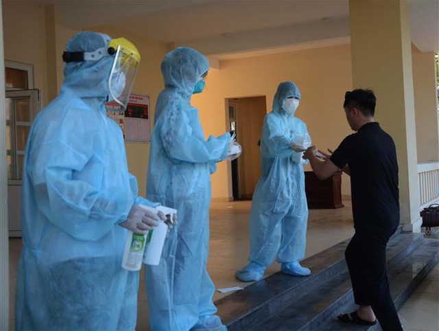 Trong ảnh: Nhân viên y tế khử trùng tay, phát khẩu trang y tế cho công dân trở về từ Hàn Quốc. Ảnh: Văn Dũng - TTXVN