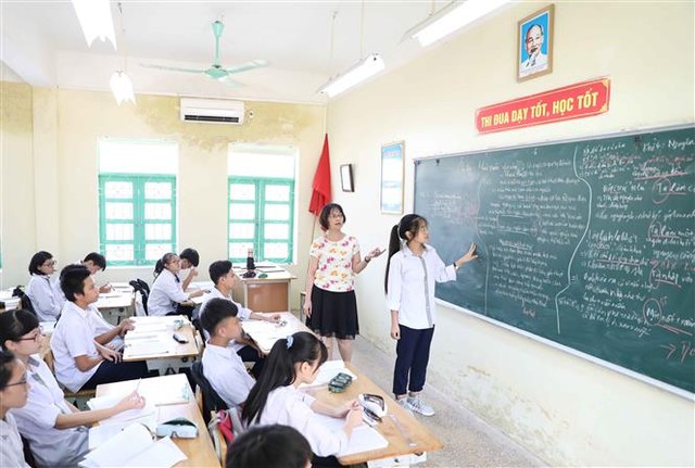 Trong ảnh: Giờ ôn tập môn Ngữ Văn của học sinh lớp 9 trường THCS Dương Xá, huyện Gia Lâm. Ảnh: Thanh Tùng - TTXVN