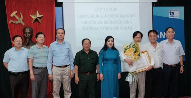 Bộ trưởng Bộ y tế Nguyễn Thị Kim Tiến chụp ảnh cùng Hội đồng Giám khảo cuộc thi "Sự hy sinh thầm lặng" lần thứ V