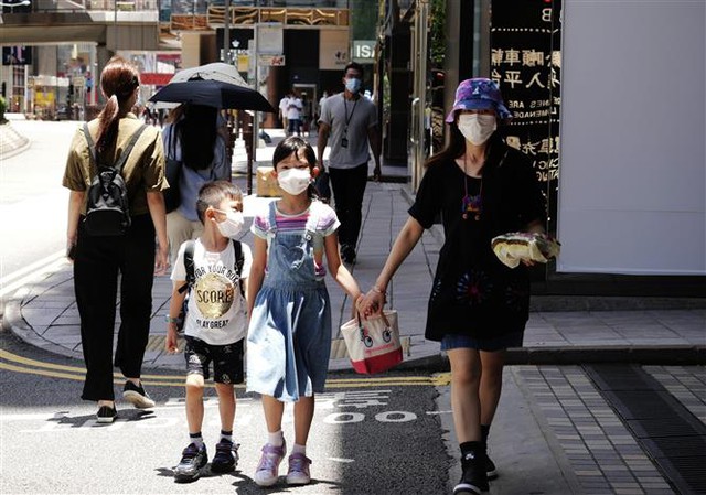 Trong ảnh: Người dân đeo khẩu trang phòng COVID-19 tại Hong Kong, Trung Quốc ngày 17/7/2020. Ảnh: THX/TTXVN