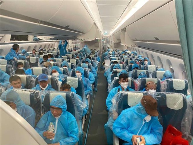 Trong ảnh: Các công dân trên chuyến bay của Hãng Hàng không Việt Nam (Vietnma Airlines) mang số hiệu VN6. Ảnh: TTXVN/phát