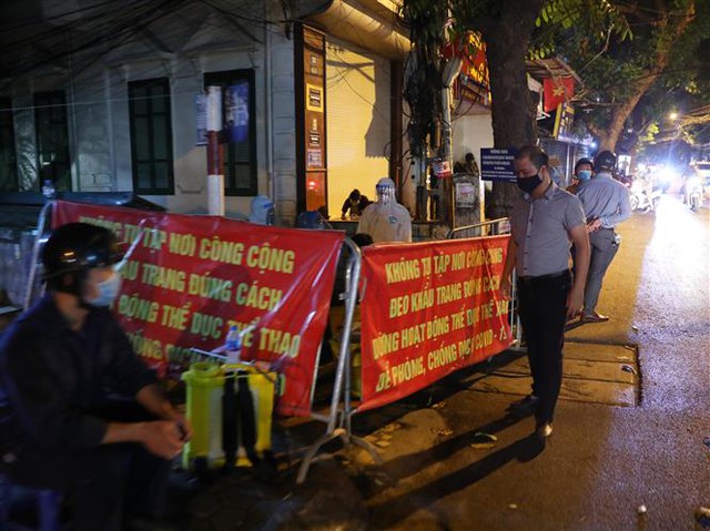 Lực lượng chức năng thành phố Hà Nội phong tỏa ngõ 466 Hoàng Hoa Thám. Ảnh: Lâm Khánh - TTXVN