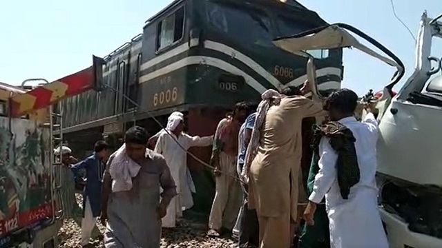 Tai nạn đường sắt thảm khốc tại Pakistan - Hai tàu hỏa va vào nhau trong hầm qua núi tại Thụy Sĩ