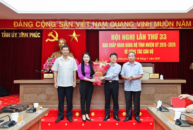 Bí thư Tỉnh ủy Hoàng Thị Thúy Lan, Phó Bí thư Thường trực Tỉnh ủy Trần Văn Vinh và Chủ tịch UBND tỉnh Nguyễn Văn Trì tặng hoa chúc mừng Phó Chủ tịch Thường trực UBND tỉnh Lê Duy Thành được bầu giữ chức Phó Bí thư Tỉnh ủy nhiệm kỳ 2015-2020. Ảnh Khánh Linh