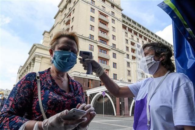 Trong ảnh: Đo thân nhiệt phòng lây nhiễm COVID-19 tại Moskva, Nga. Ảnh: AFP/TTXVN