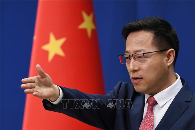 Người phát ngôn Bộ Ngoại giao Trung Quốc Triệu Lập Kiên trong cuộc họp báo tại Bắc Kinh. Ảnh: AFP/TTXVN