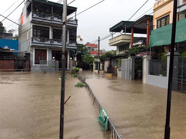 Mưa lớn gây ngập lụt ở khu 1, phường Cao Xanh, thành phố Hạ Long. Ảnh: TTXVN